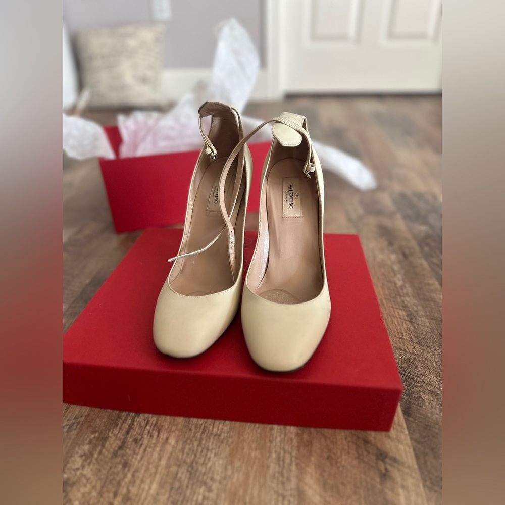 Valentino Garavani Beige Ankle Strap Heels - Picture 7 of 15